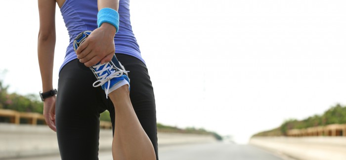 Eine junge Frau treibt Sport