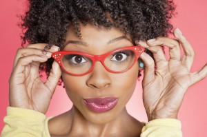 Junge Frau mit Afro