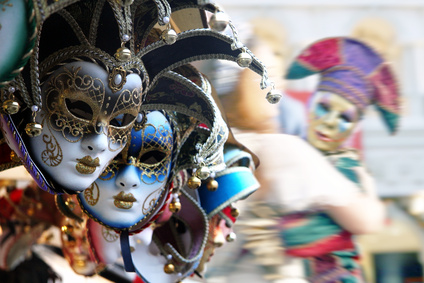 Traditionelle Karnevalsmasken hängen an einem Verkaufsstand