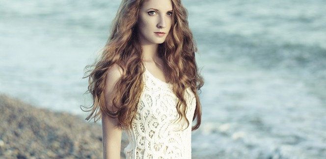 Schöne junge Frau mit roten Haaren
