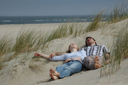 Paar liegt in den Dünen an der Ostsee