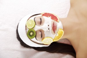 Eine Gesichtsmaske mit Früchten
