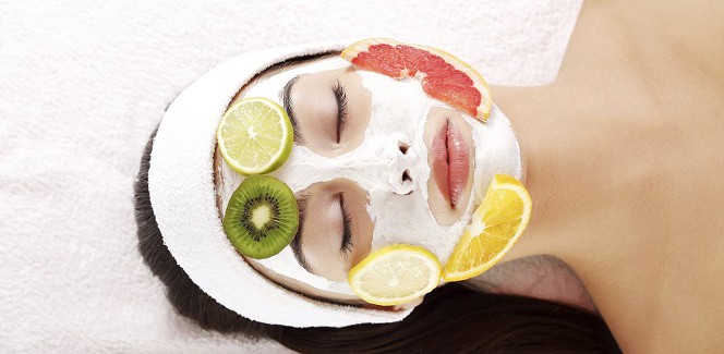 Eine Gesichtsmaske mit Früchten