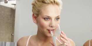 Schöne Haut benötigt Wasser und viel Pflege