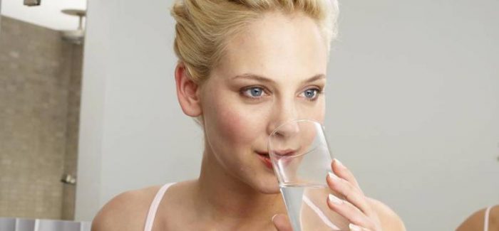 Schöne Haut benötigt Wasser und viel Pflege